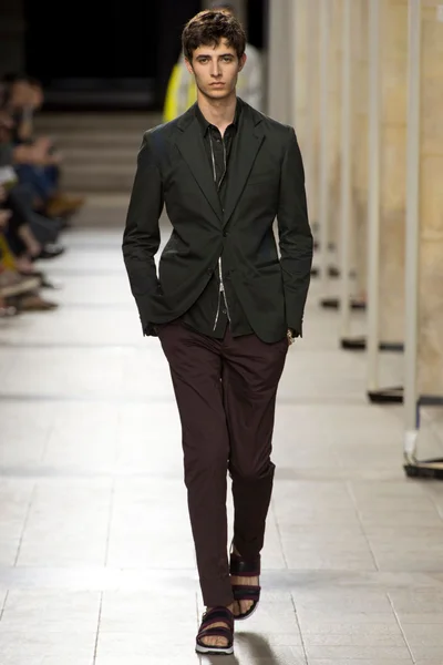 Look 18
